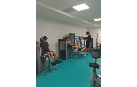 Une belle salle de musculation pour les gars du Centre de Performance